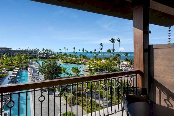 Aussicht von einer Hotelbalkon auf Lopesan Costa Bavaro Resort Spa & Casino mit Pool und Meer