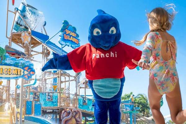 Wasserpark im Lopesan Costa Bavaro Resort mit einem Maskottchen und einem Kind