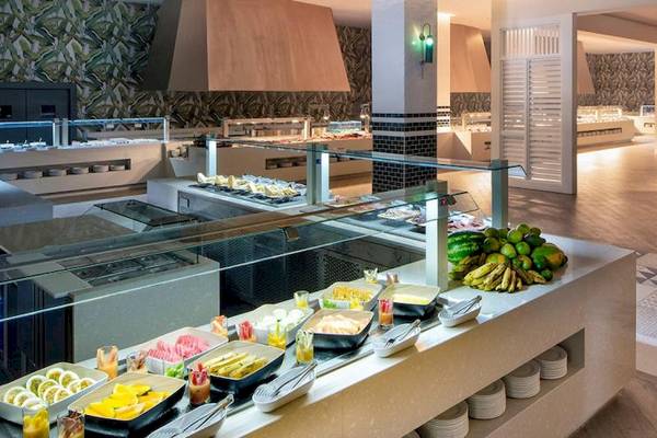 Buffet im Lopesan Costa Bavaro Resort Spa & Casino mit verschiedenen Speisen und Früchten.