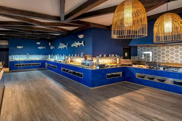 Buffetbereich im Lopesan Costa Bavaro Resort Spa & Casino mit blauen Wänden und Holzboden.