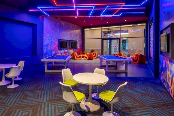 Spielzimmer im Lopesan Costa Bavaro Resort Spa & Casino mit bunten Wänden, Tischen und Stühlen.