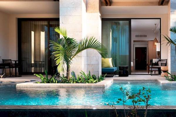 Außenpool des Lopesan Costa Bavaro Resort Spa & Casino mit Pflanzen und Möbeln