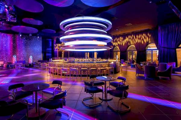Loungebereich des Lopesan Costa Bavaro Resort Spa & Casino mit violetten und weißen Lichtern