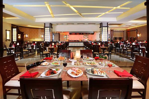 Restaurant im Pickalbatros Palace Resort, Hurghada mit gedeckten Tischen und Gerichten.
