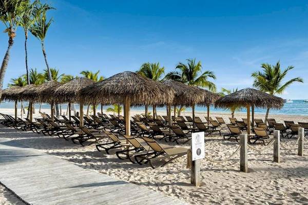 Strandbereich des Lopesan Costa Bavaro Resorts mit Sonnenliegen und Palmen