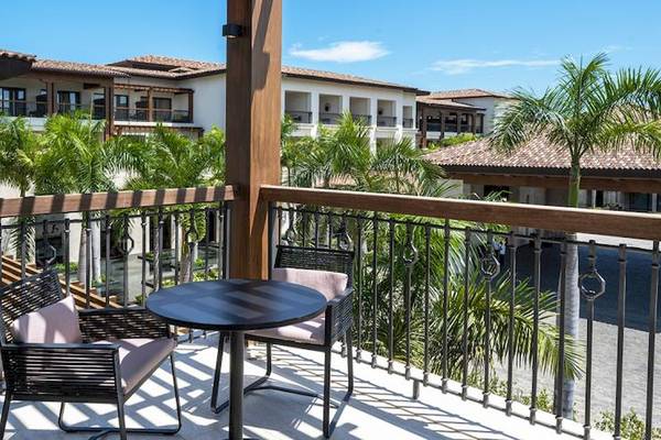 Balkon des Lopesan Costa Bavaro Resort Spa & Casino mit Tisch und Stühlen unter freiem Himmel
