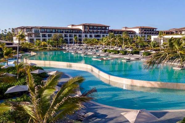 Außenpool des Lopesan Costa Bavaro Resort Spa & Casino mit Sonnenliegen und Palmen