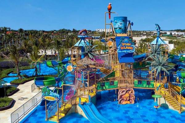 Luftaufnahme des Wasserparks im Lopesan Costa Bavaro Resort Spa & Casino mit verschiedenen Rutschen und Pools.