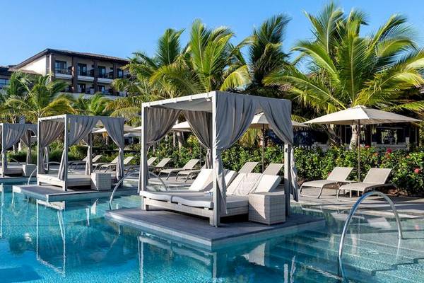 Außenpool mit Loungebetten im Lopesan Costa Bavaro Resort Spa & Casino