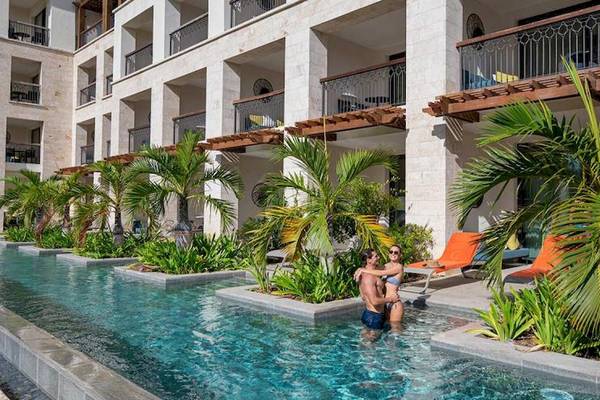 Paar im Pool vor dem Lopesan Costa Bavaro Resort Spa & Casino