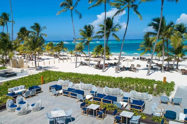 Aussenbereich des Lopesan Costa Bavaro Resort Spa & Casino mit Palmen und Strand