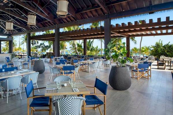 Restaurant im Lopesan Costa Bavaro Resort Spa & Casino mit Blick auf das Meer.