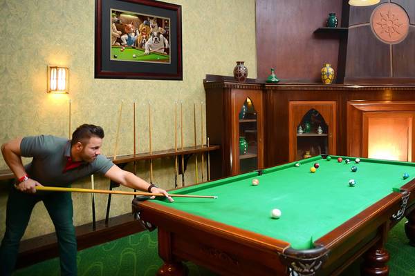Ein Mann und eine Frau spielen Billard im Pickalbatros Palace Resort in Hurghada.