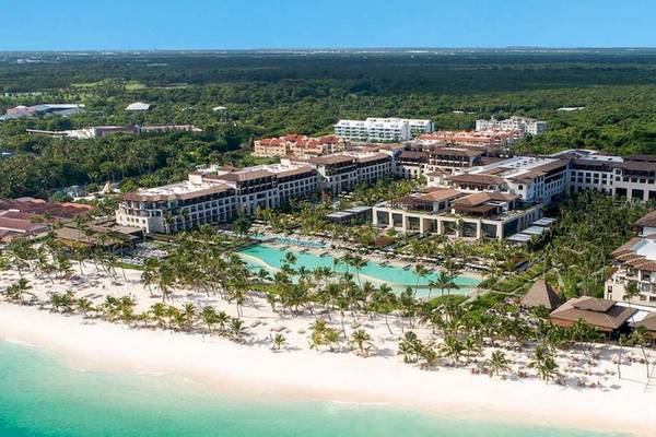 Luftaufnahme des Lopesan Costa Bavaro Resorts, Spa und Casinos mit Swimmingpool und Strand