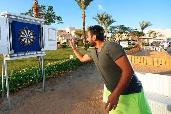Mann wirft auf eine Zielscheibe im Pickalbatros Palace Resort, Hurghada.