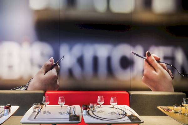 Foto des Ibis Wien Mariahilf Restaurants mit Tisch und Geschirr im Vordergrund