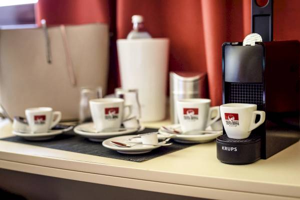 Krups Kaffeemaschine mit Tassen auf dem Schreibtisch im Ibis Wien Mariahilf Hotel