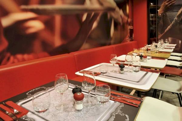 Eingerichteter Tisch im Restaurant des Ibis Wien Mariahilf mit Gläsern und Besteck.
