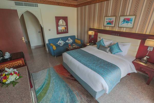 Hotelzimmer im Pickalbatros Palace Resort in Hurghada mit Bett, Sofa, Tisch und Dekor.