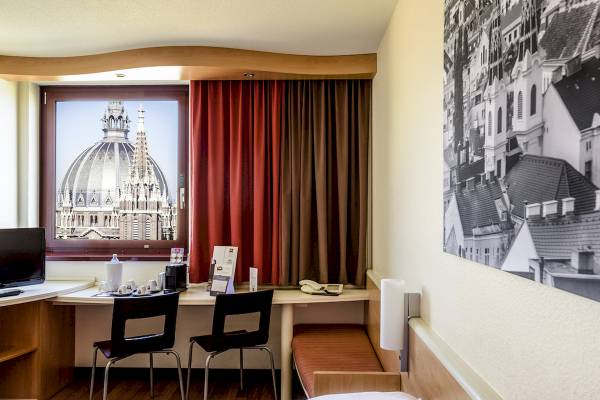 Hotelzimmer im Ibis Wien Mariahilf mit Blick auf den Stephansdom