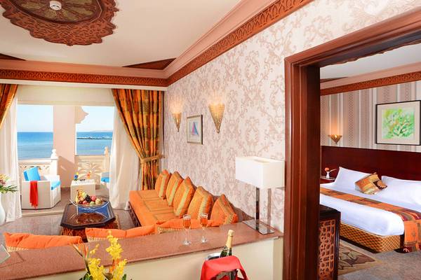 Innenansicht eines Zimmers im Pickalbatros Palace Resort in Hurghada mit Blick auf das Meer.