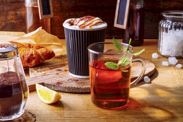 Frühstückstisch im Ibis Wien Mariahilf mit Croissant, Kaffee und Tee.