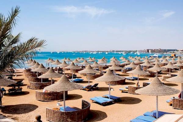 Strand mit vielen Sonnenschirmen und Liegen am Siva Grand Beach Hotel.
