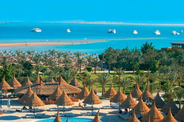 Luftaufnahme des Siva Grand Beach Hotels mit Blick auf den Strand, das Meer und mehrere Boote.