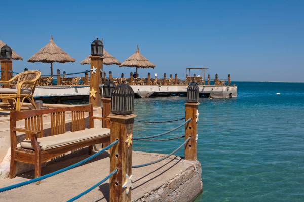 Terrasse des Siva Grand Beach Hotel mit Blick auf das Wasser und bunten Dekoelementen.