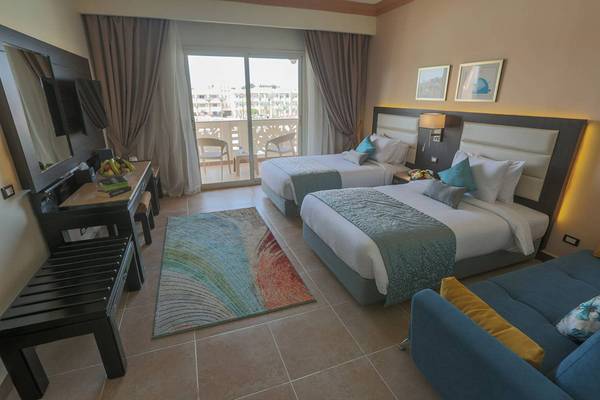 Doppelzimmer im Pickalbatros Palace Resort, Hurghada mit Balkon, zwei Betten und Wohnzimmer