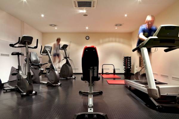 Fitnesszentrum im Flemings Hotel Wien-Stadthalle mit verschiedenen Geräten.