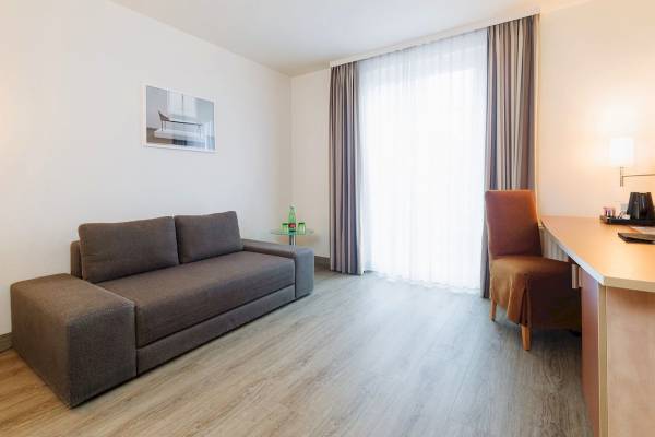 IntercityHotel Wien Innenbereich mit Sofa und Schreibtisch