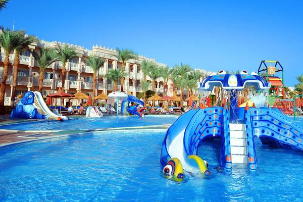 Wasserrutsche im Pickalbatros Palace Resort in Hurghada mit bunten Dekorationen und einem blauen Pool.