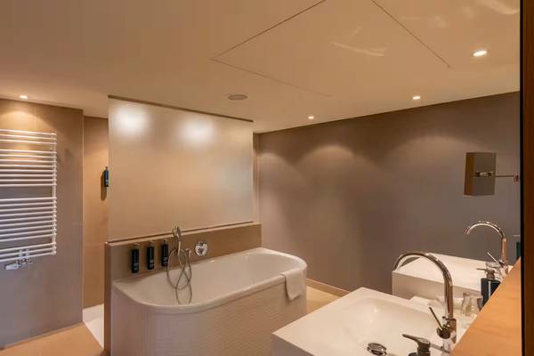Badezimmer im DoubleTree by Hilton Wien Schönbrunn mit Badewanne und Waschbecken.