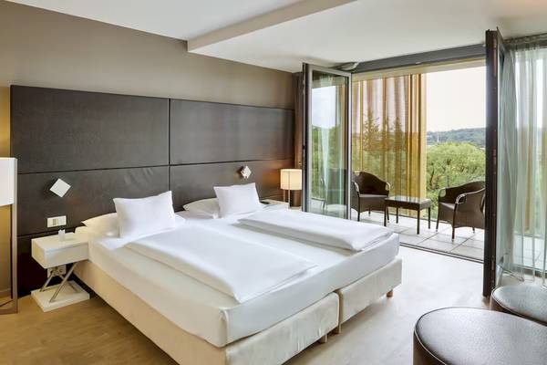 Doppelzimmer im DoubleTree by Hilton Vienna Schonbrunn mit Blick auf die Landschaft.