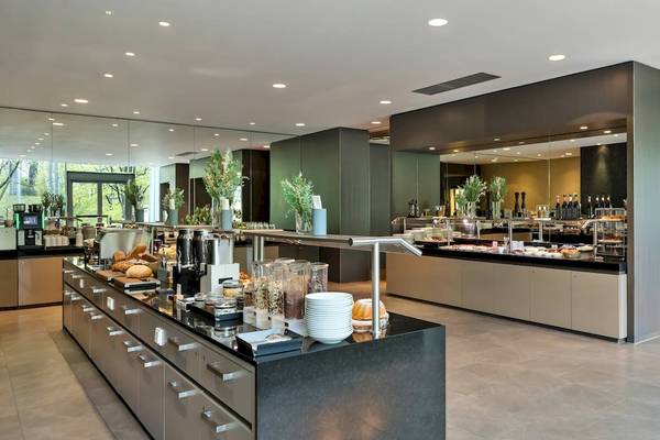 Frühstücksbuffet im DoubleTree by Hilton Vienna Schonbrunn mit vielen Speisen und Tischen
