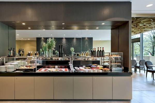 Frühstücksbuffet im DoubleTree by Hilton Vienna Schonbrunn mit verschiedenen Speisen und Getränken.
