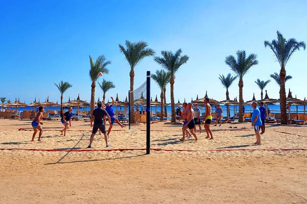 Volleyballspiel am Strand des Pickalbatros Palace Resort in Hurghada.