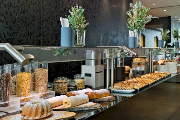 Frühstücksbuffet im DoubleTree by Hilton Vienna Schonbrunn mit verschiedenen Gebäcksorten und Cerealien.