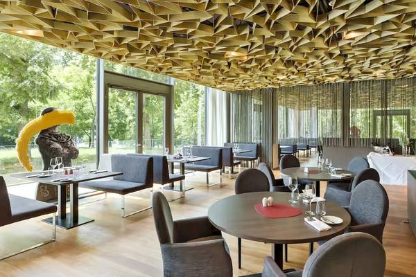 Innenansicht des Restaurants im DoubleTree by Hilton Wien Schonbrunn mit geometrischer Deckengestaltung und modernen Möbeln.