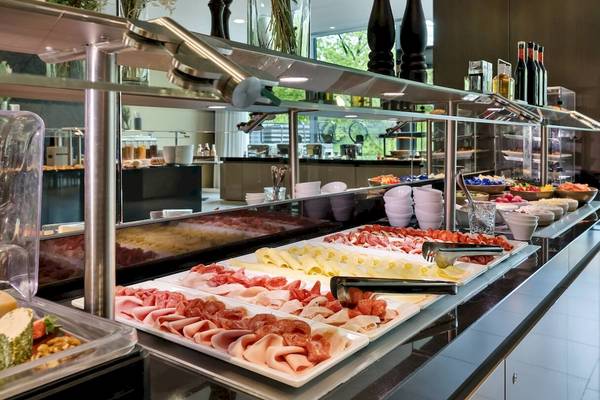 Frühstücksbuffet im DoubleTree by Hilton Vienna Schonbrunn mit verschiedenen Fleisch- und Käsesorten.