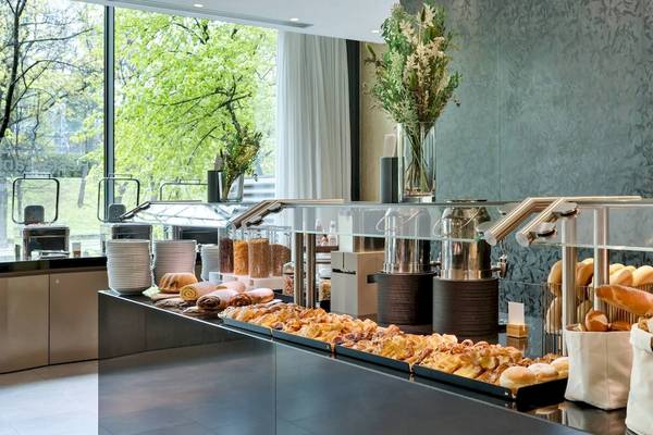 Frühstücksbuffet im DoubleTree by Hilton Vienna Schonbrunn mit verschiedenen Gebäcksorten und Brötchen.
