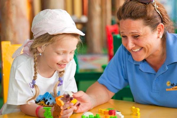 Eine Frau und ein Kind spielen im Kinderclub des Grand Hotel Hurghada.