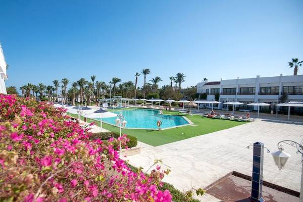 Außenbereich des Grand Hotel Hurghada mit Swimmingpool und Palmen