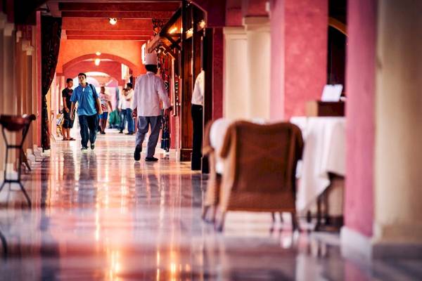 Leute, die durch den Korridor des Grand Hotel Hurghada gehen.