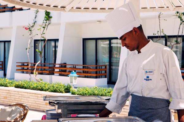 Koch im Grand Hotel Hurghada bereitet Essen zu.