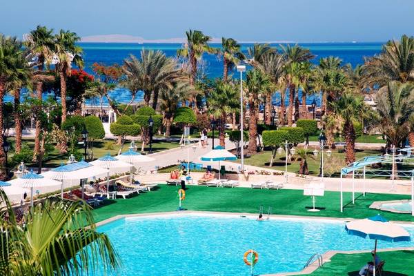 Außenpoolbereich des Grand Hotel Hurghada mit Palmen und Meerblick