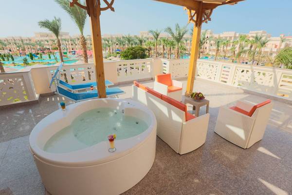 Terrasse im Pickalbatros Palace Resort in Hurghada mit Whirlpool und Blick auf das Hotel