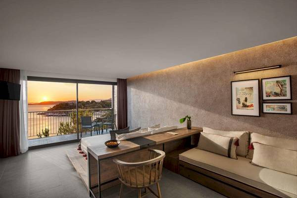 Suite im Club Marvy mit Blick auf das Meer während des Sonnenuntergangs.
