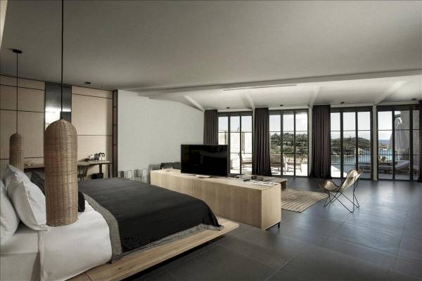 Schlafzimmer im Club Marvy Hotel mit großem Bett und Meerblick